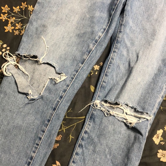 The High-Rise Slim Crop Boyjean in Medium Wash Ripped Knee Raw Hem Straight Leg - Picture 14 of 16